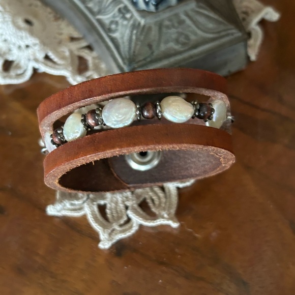 Handcrafted Leather & Freshwater Pearl Bracelet - Picture 4 of 8